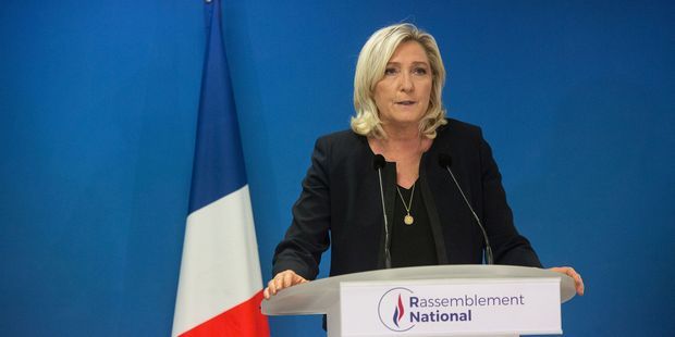 Marine Le Pen surfe sur le coronavirus