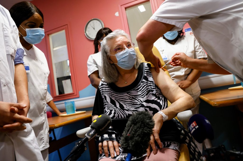 1371370 dimanche 27 decembre mauricette 78 ans a ete la premiere francaise a se faire vacciner contre le coronavirus pourtant la classe politique n a pas reagit