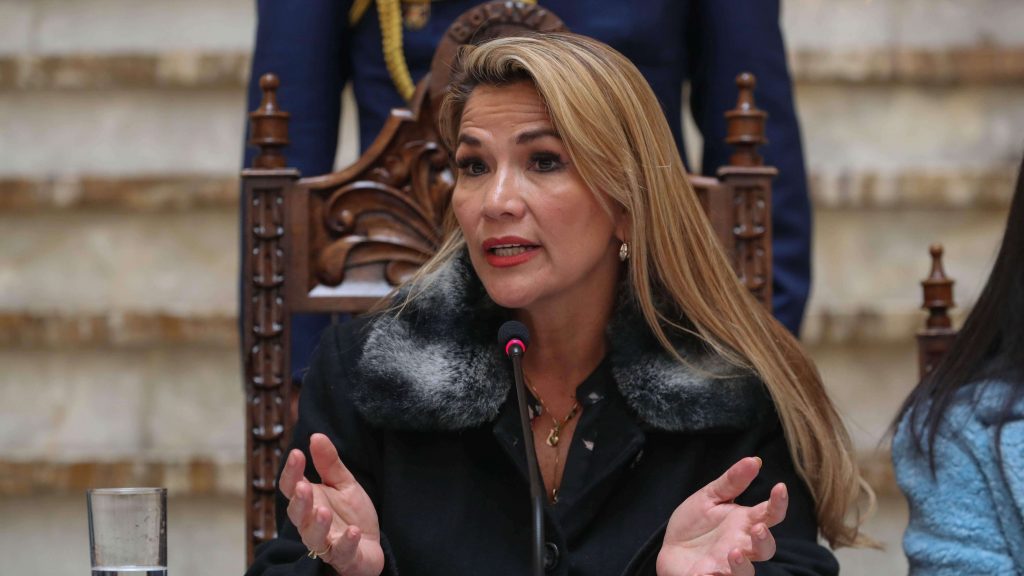 Jeanine AÑEZ, l’ex-présidente par intérim de la Bolivie fait l’objet d’un mandat d’arrêt pour révolte contre l’autorité.