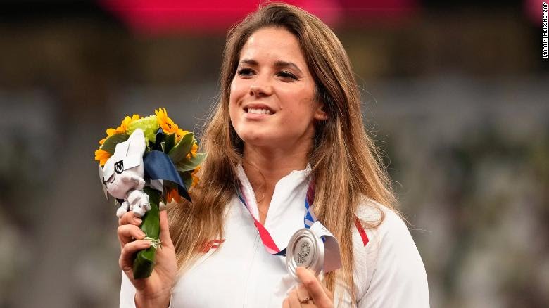 La lanceuse polonaise Maria Andrejczyk vend sa médaille olympique