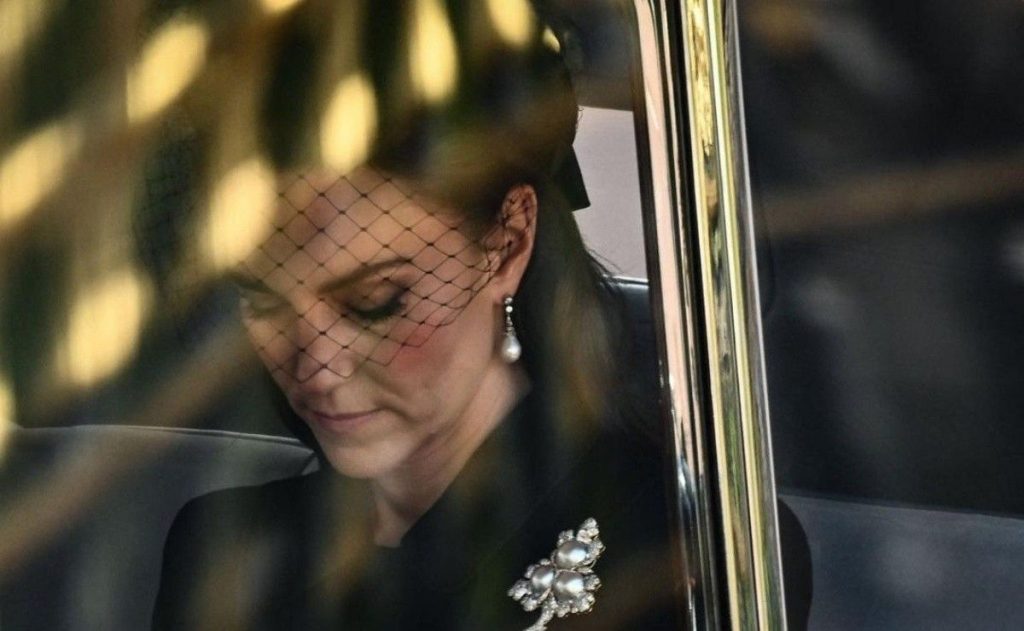 La princesse Kate Middleton émue face à la dépouille de la reine Élisabeth II