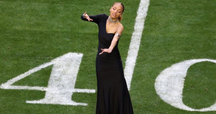 Justina Miles, l’interprète en langue des signes de Rihanna au Super Bowl, a brillé de mille feux