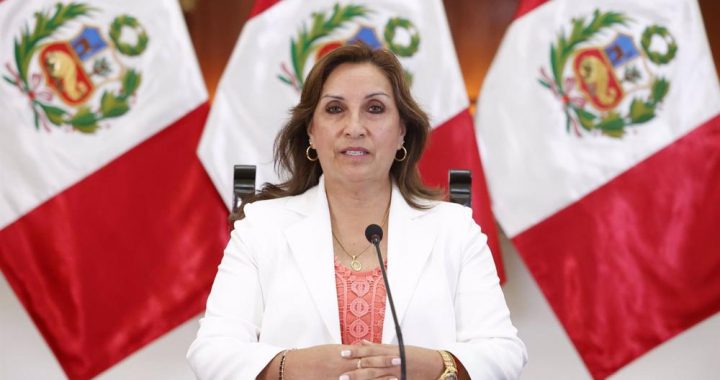Pérou : prezidan Dina Boluarte vle vanse pou eleksyon malgre blokaj politik yo
