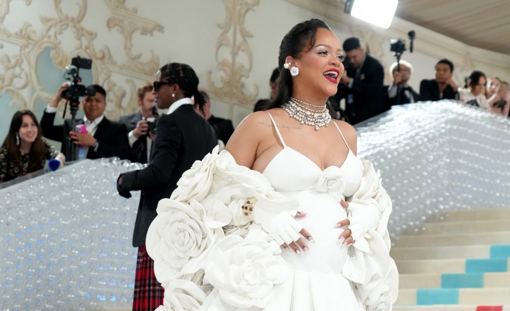Rihanna fait sensation au Met Gala 2023 avec une tenue blanche extravagante