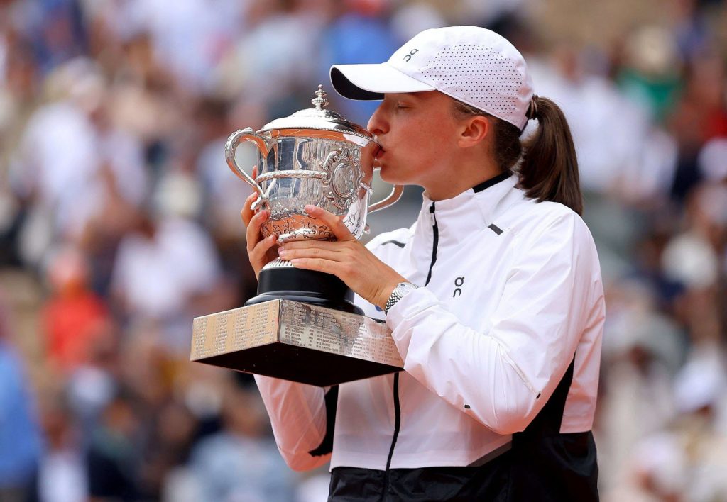 Iga Swiatek soulève le trophée Roland Garros 2023