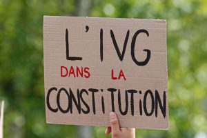 Désormais, l’interruption volontaire de grossesse est inscrit dans la constitution française
