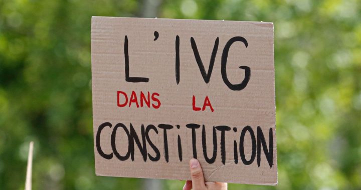 Désormais, l’interruption volontaire de grossesse est inscrit dans la constitution française